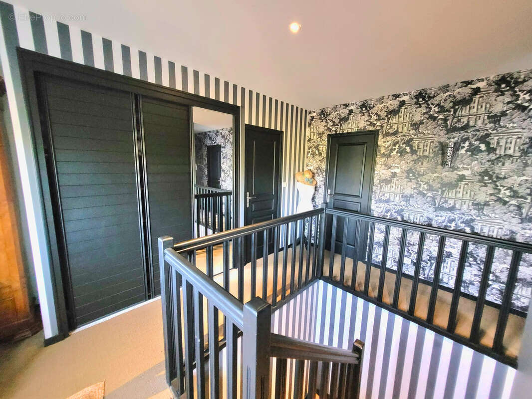 Maison d'architecte de 240 m2 avec piscine sur terrain de 1700 m2 a saint gregoire - photo 9