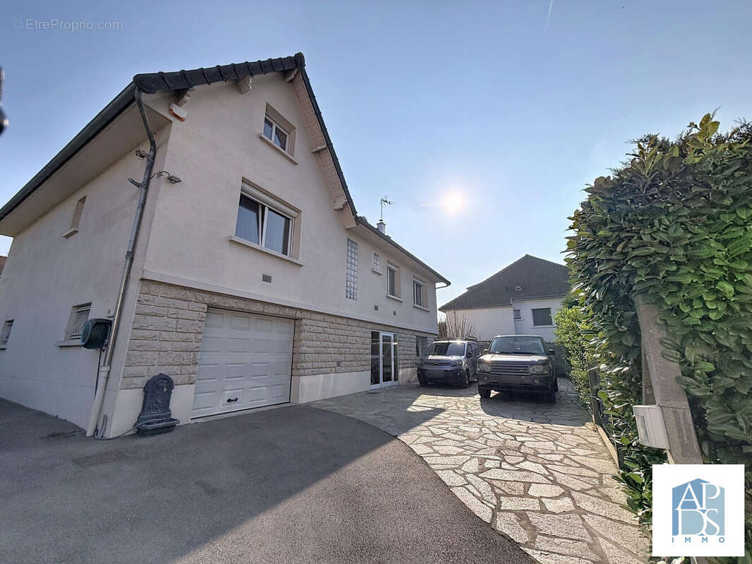 Exterieur avec multiples stationnements - Maison à NOISY-LE-GRAND