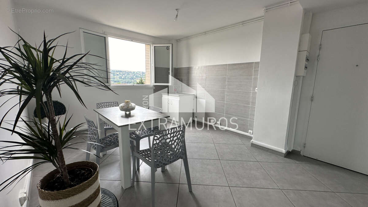 Appartement à L'ARBRESLE