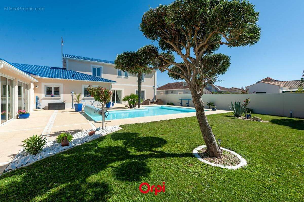 Elégante villa familiale avec piscine chauffée et garage triple - photo 2