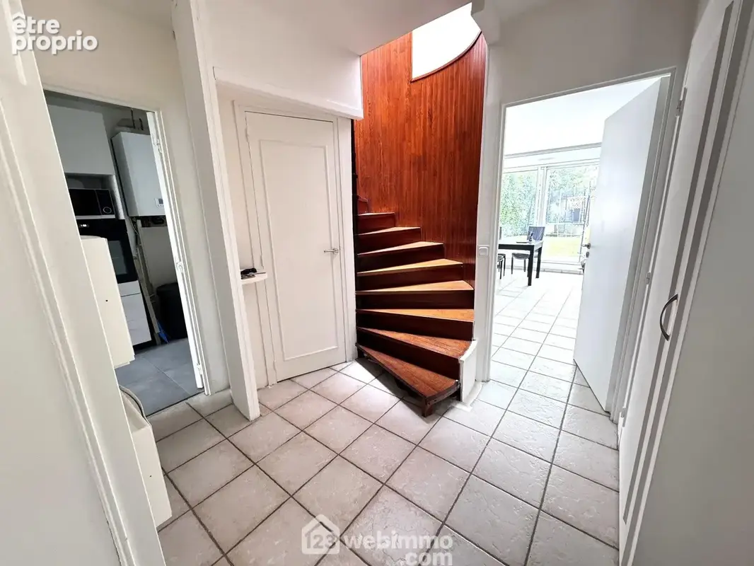 Commençons la visite par l'entrée avec placard