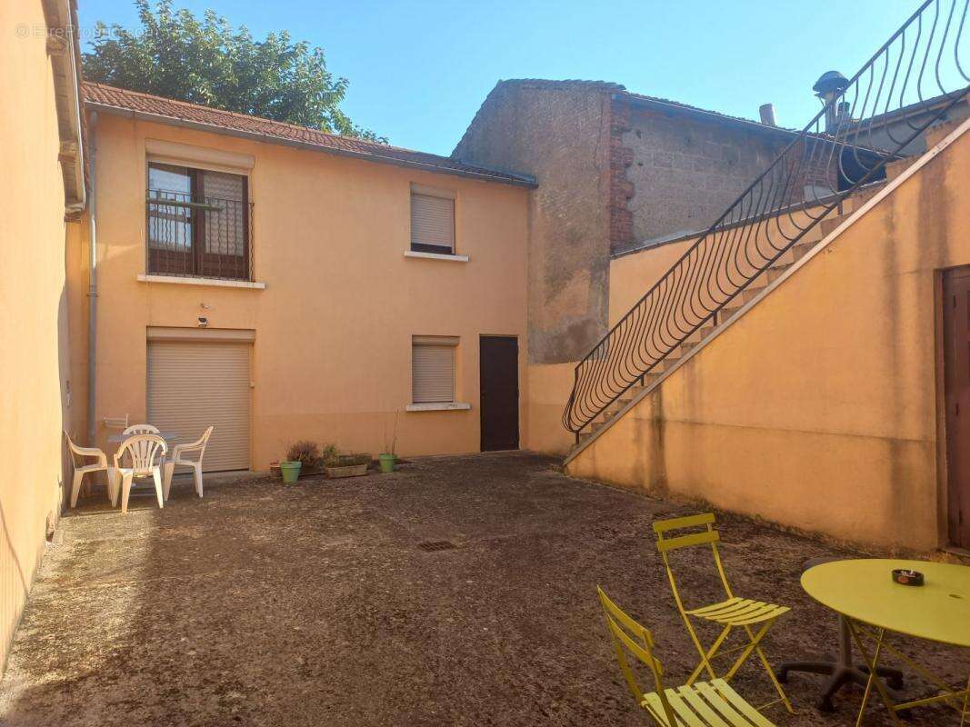 Appartement à LA TOUR-DE-SALVAGNY