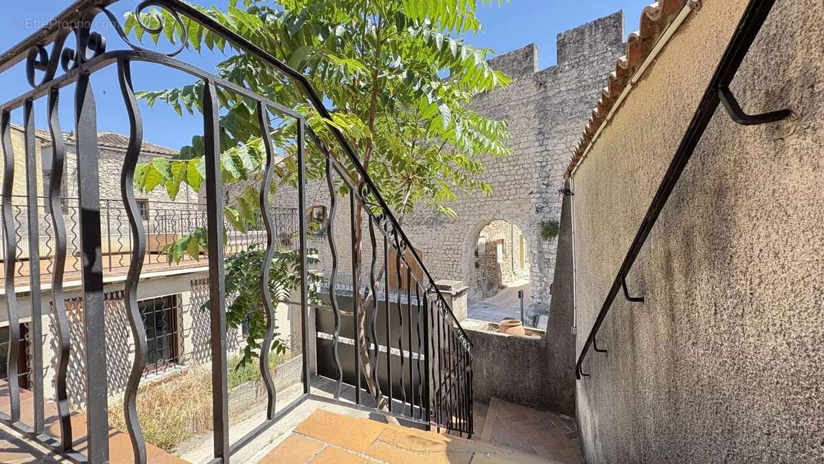 Maison à SAINT-MITRE-LES-REMPARTS