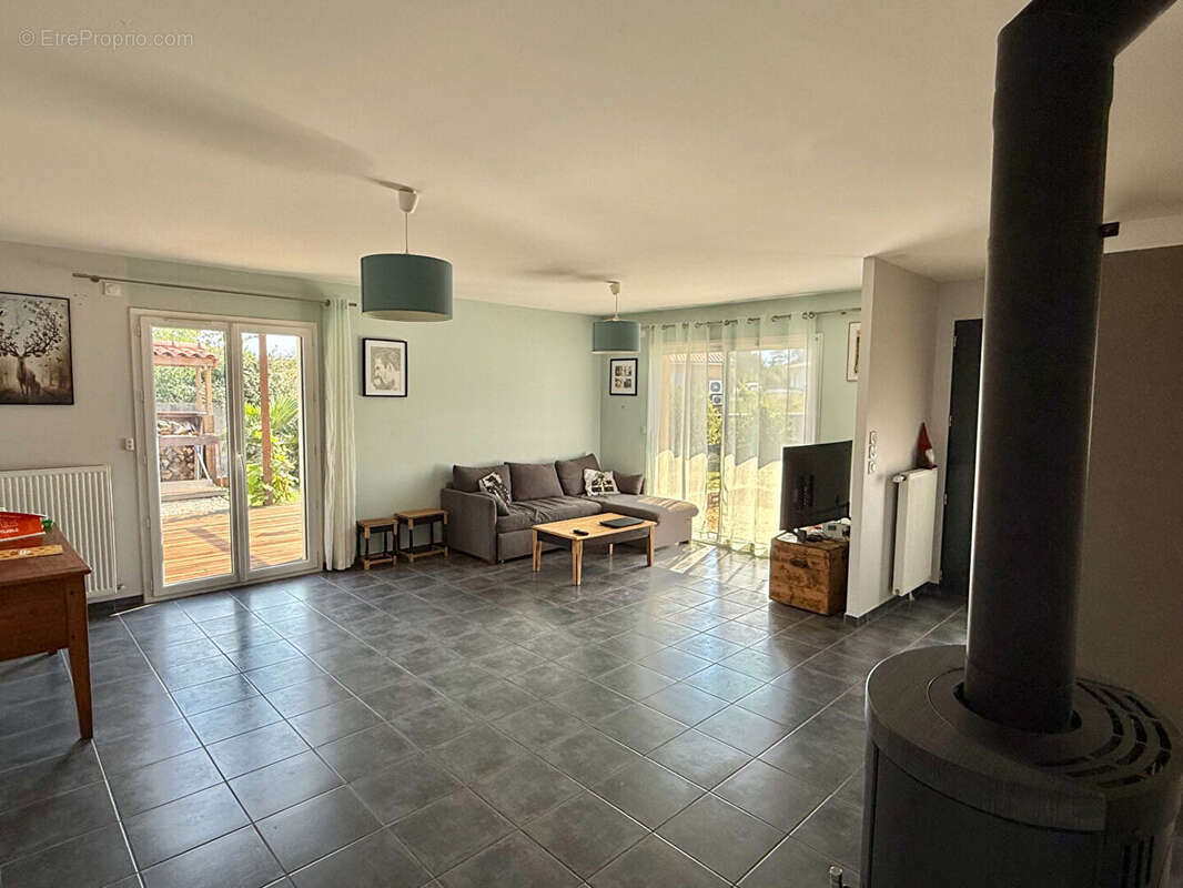 ARTONNE / Villa à vendre de plain-pied de 113 M2 avec garage et annexe extérieur pour réceptions ! - photo 4