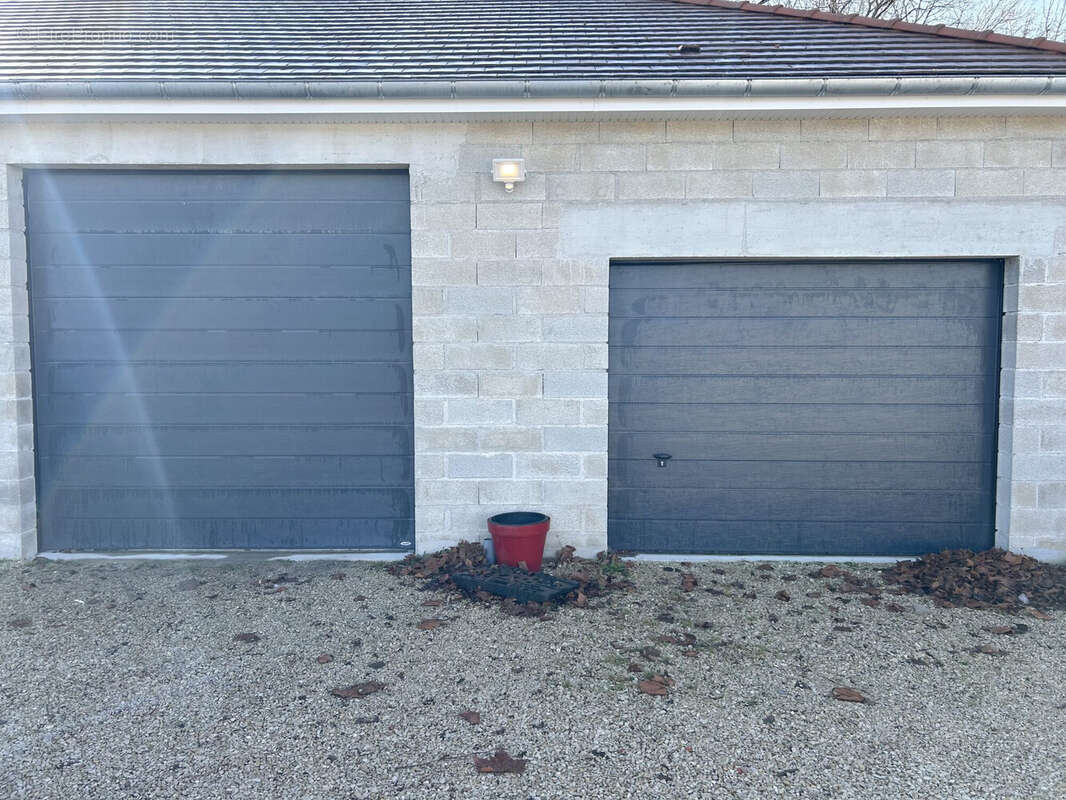 entrée garage  - Commerce à VAUDES