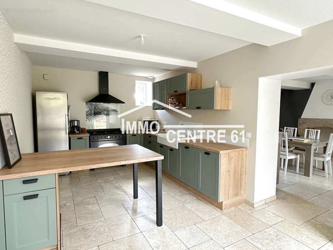 Charmante maison de trois chambres avec ses dépendances sur 6027m2 de terrain - photo 2