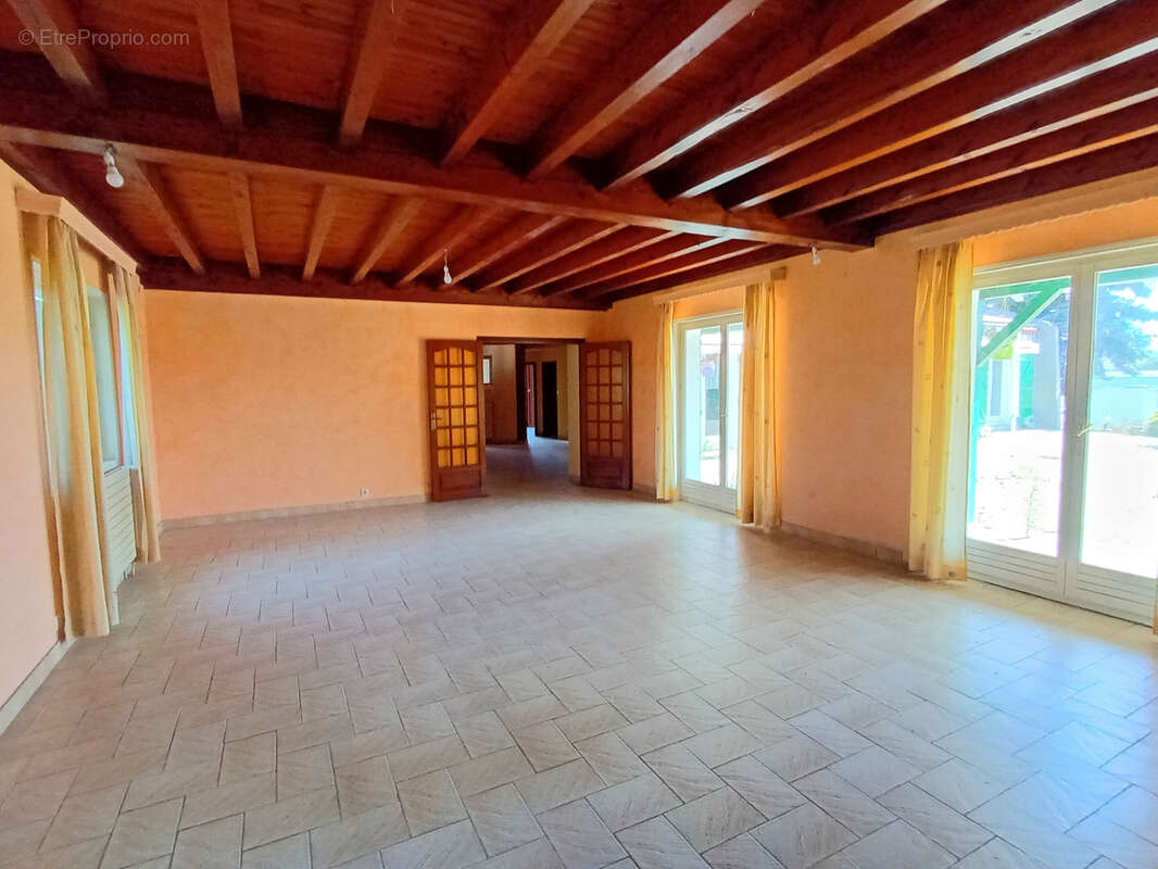 Maison à VEAUCHE