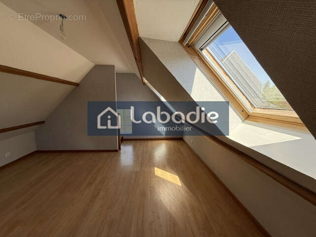 A 5km de Vire, longère en pierres de 70m2 en parfait état sur un terrain de 2000m2. - photo 6