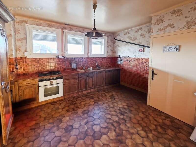 Maison familiale sur 2 000 m² de terrain – Idéale artisan, maçon, charpentier ou entrepreneur, à deux pas de Lons-le-Saunier - photo 6
