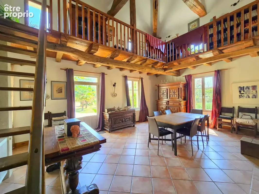 Maison de caractère à vendre à Vaudelnay avec piscine, dépendances et caves troglodytes - photo 3