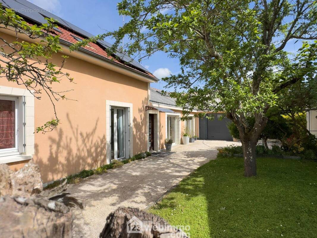 La maison dispose d'une terrasse exposée sud... - Maison à AVRILLE