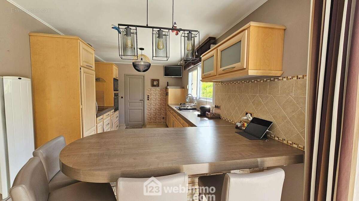 Une cuisine fonctionnelle de 16 m². - Maison à MILLY-LA-FORET