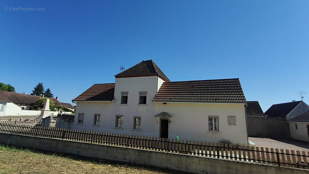 Maison à SASSENAY