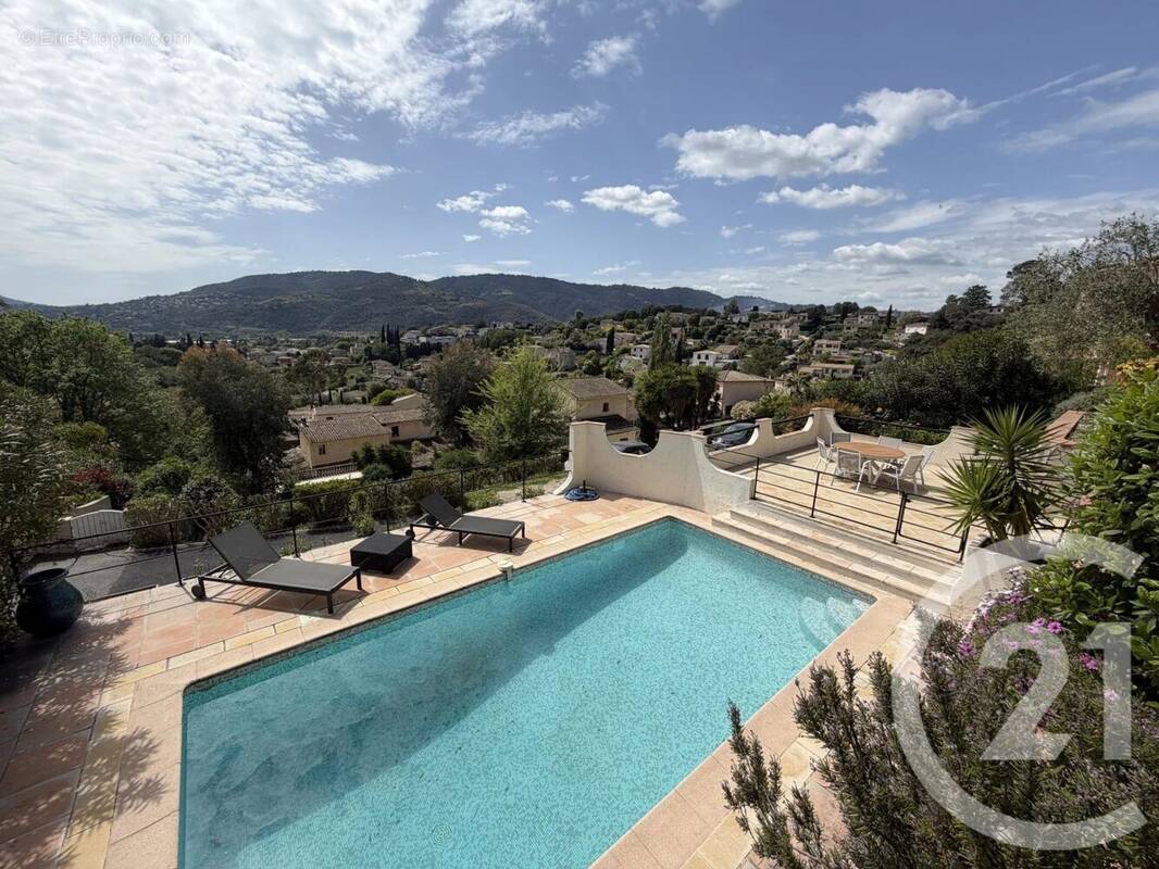 Maison à LA ROQUETTE-SUR-SIAGNE