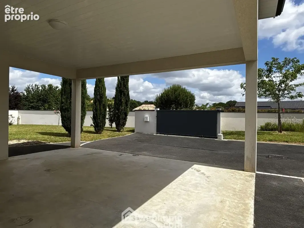 Et au carport double pour le stationnement.