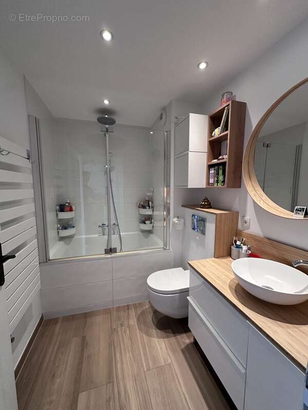 Salle de bains avec toilettes - Appartement à HOENHEIM