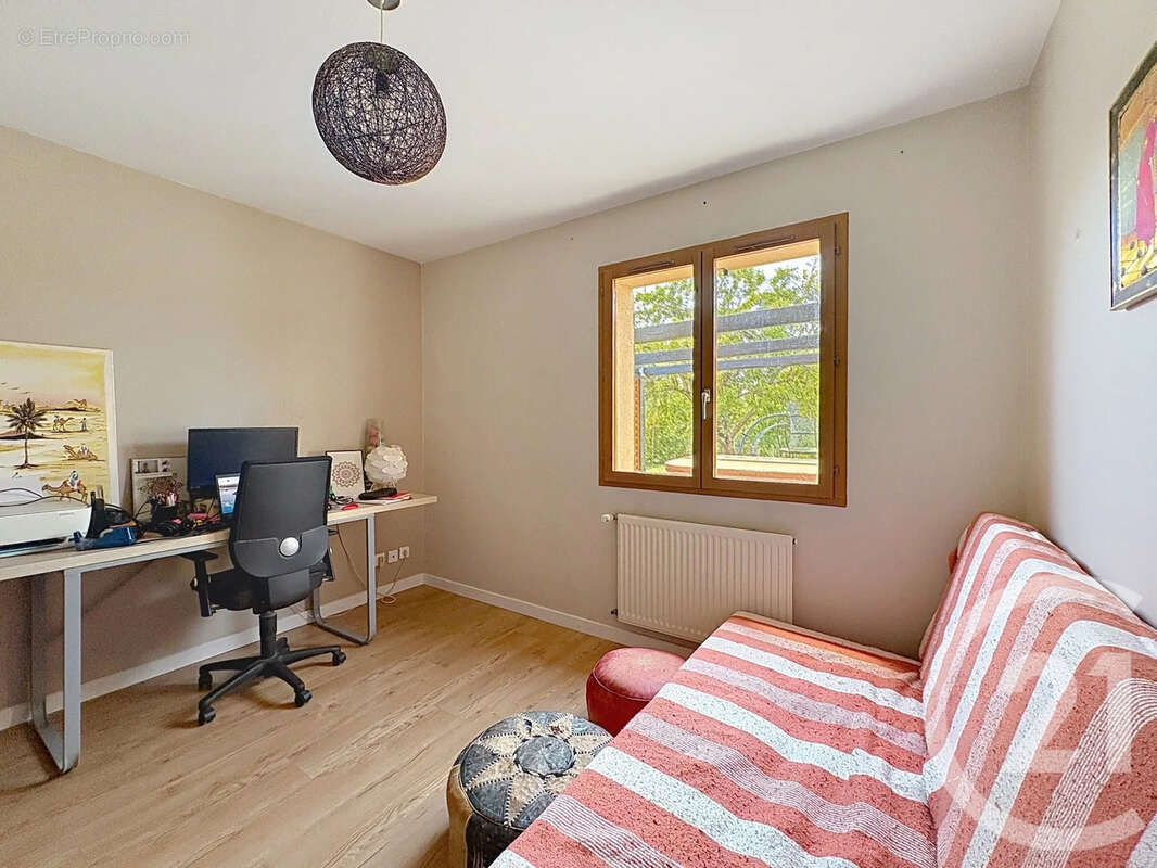 Maison 111 m² à La Riviere-De-Corps  - photo 8