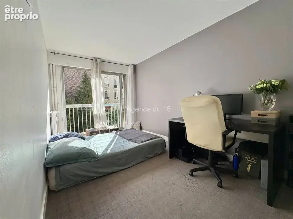 Metro commerce / appartement familial / immeuble recent de standing / 3 chambres / balcon / cave / - photo 8