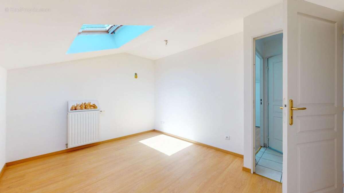 Appartement à NEYRON