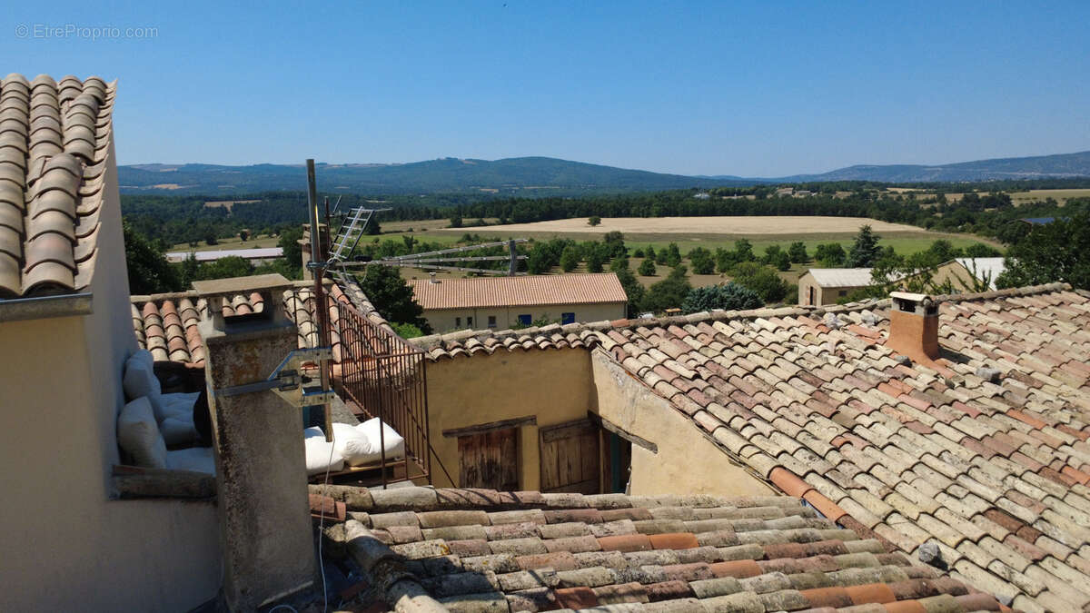 Maison familiale à vendre 7 pièces SAINT TRINIT (84) - Tropézienne avec vue sur les toits du village et la campagne environnante - photo 4