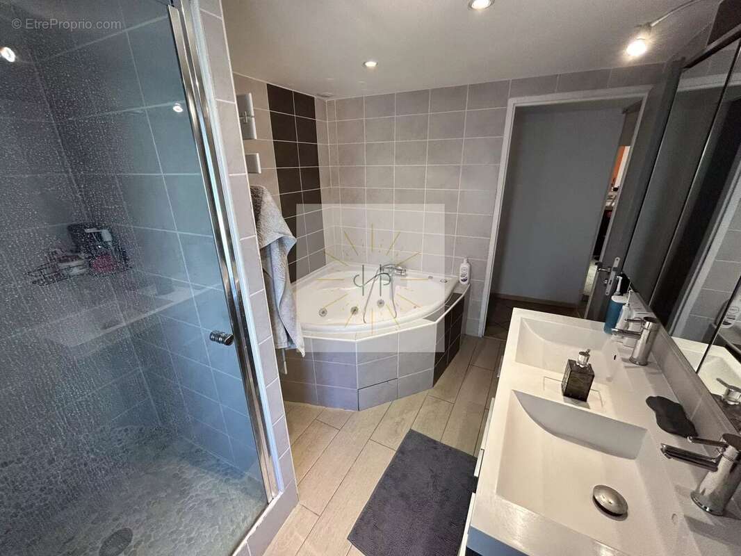 Maison à ROCHEMAURE