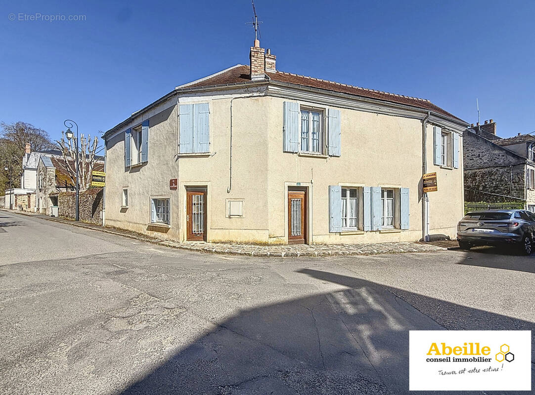 Maison à SAINT-SULPICE-DE-FAVIERES