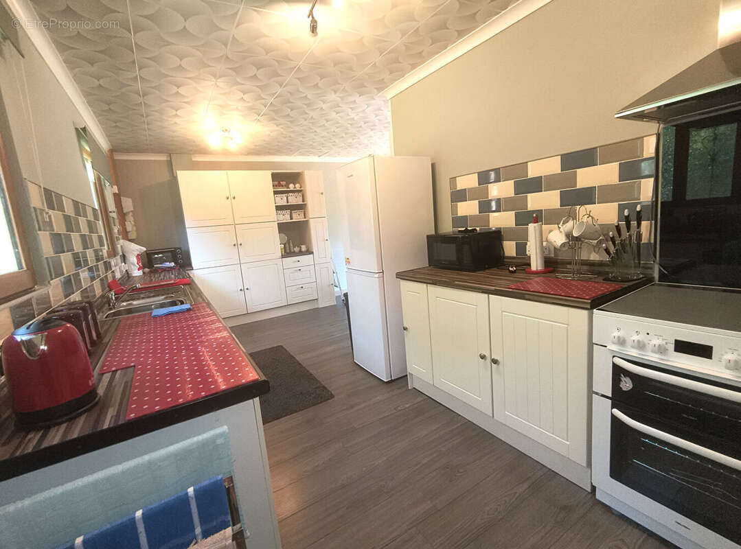 HAUTE-VIENNE - Charmant bungalow rénové offrant une vue imprenable sur le château et doté de 4 600 m² de jardins privésMaison  3 - photo 4