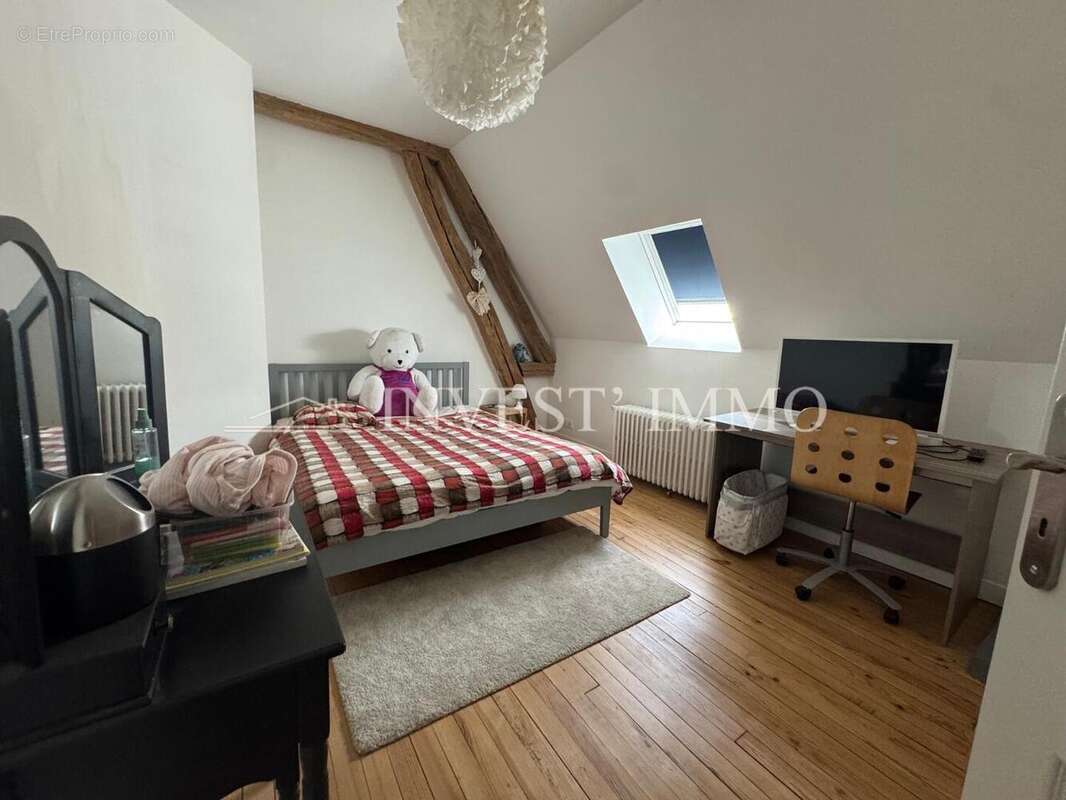 Maison ancienne en pierre de 200 m2 – Volumes généreux et rénovation soignée - photo 8