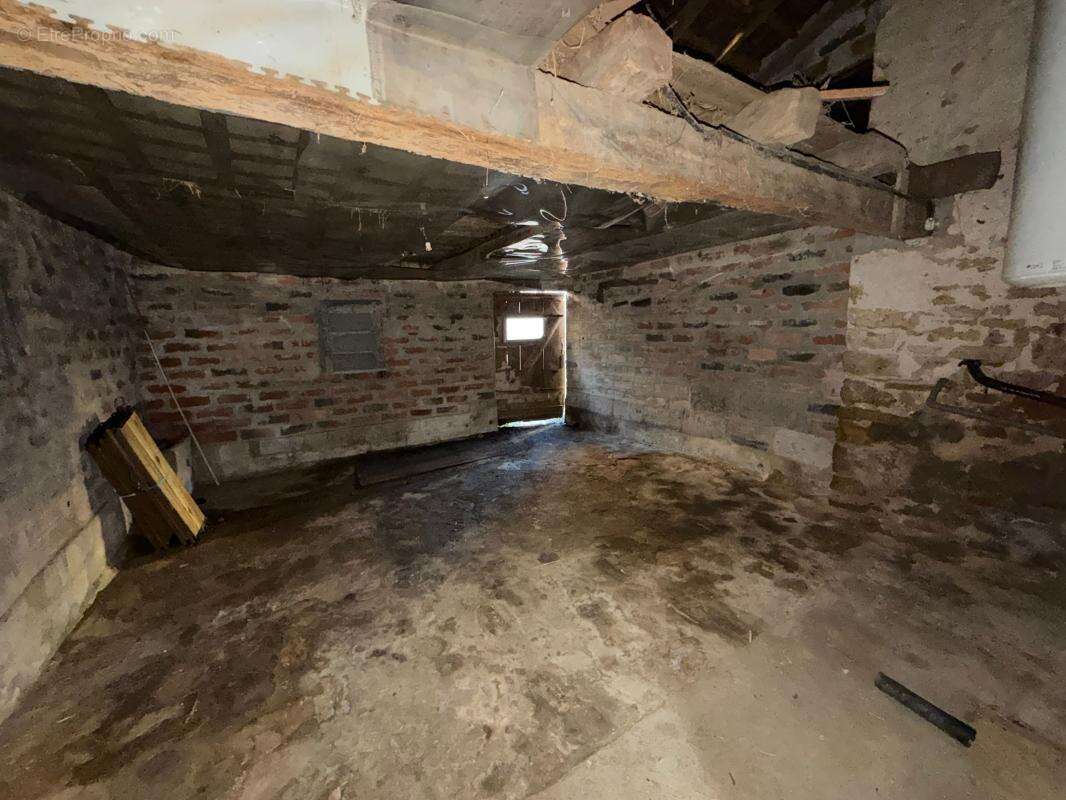 Maison à AINAY-LE-CHATEAU