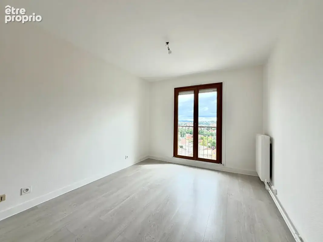 Dernier étage T3 lumineux avec grand balcon, garage et 2 parkings - photo 5