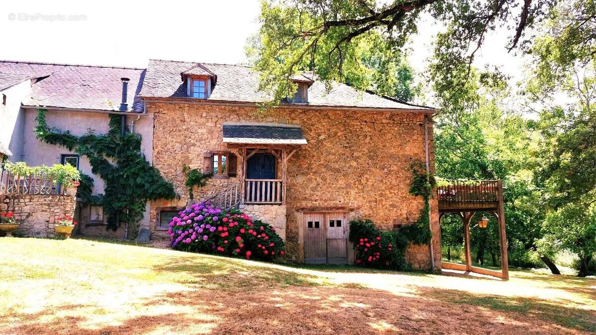 Lunac: Propriété de caractère avec trois habitations , piscine et vues panoramiques - photo 14