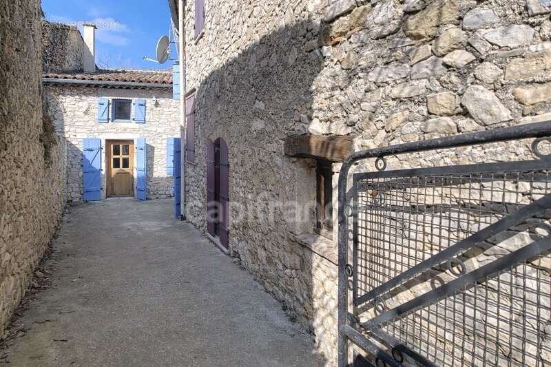 Dpt Drôme (26), à vendre proche de LA TOUCHE maison en pierre P5 mitoyenne, d'environ 110 m² habitables avec cour - photo 7