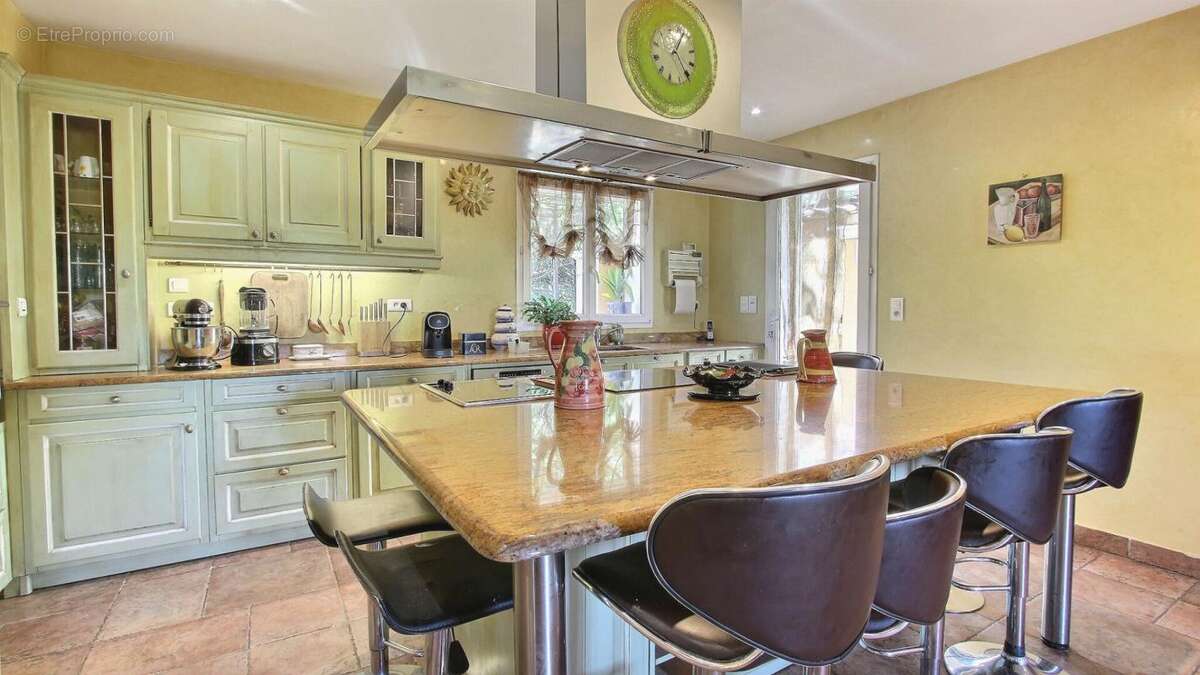 En EXCLUSIVITE sur GONFARON - Maison provençale de 152m² sur plus de 2000 m² Calme et cadre naturel privilégié - photo 8