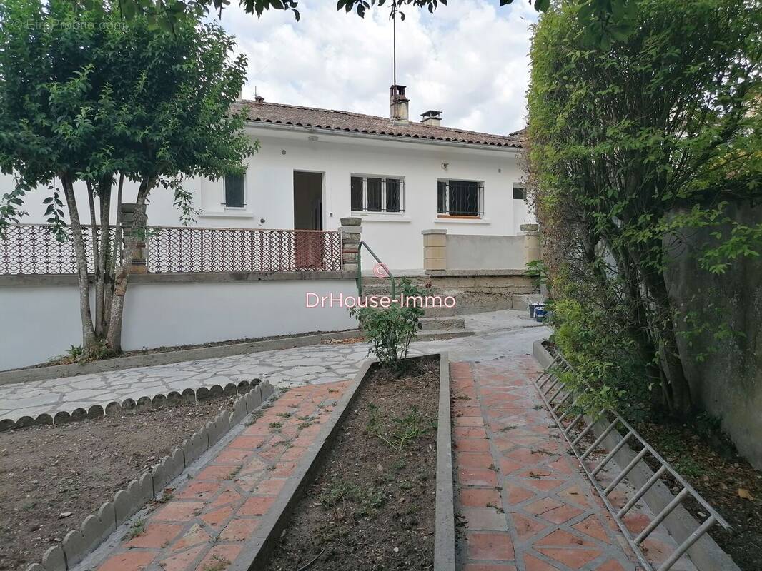 Maison 101 m² à Lussac  - photo 2