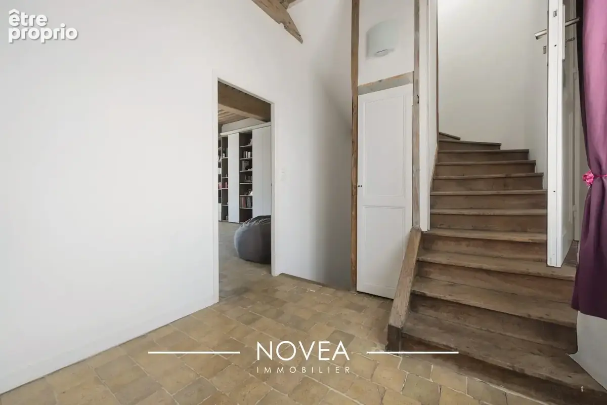 Maison 330 m² à Jassans-Riottier  - photo 7