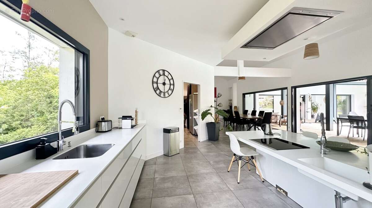 Villa d'architecte de type t8 de 220 m2 dont un appartement de 46 m2 avec piscine - photo 7