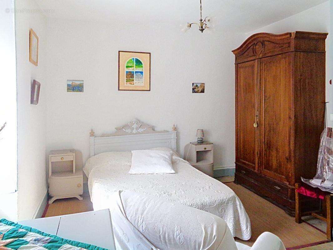 Saint Bonnet Laval(48), maison de 200 m2, 6 chambres avec 1866 m2 de terrain - photo 5