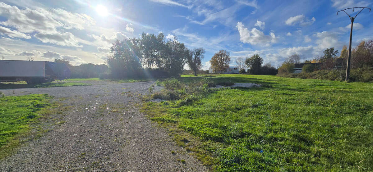 Terrain à MESNIL-SAINT-PERE