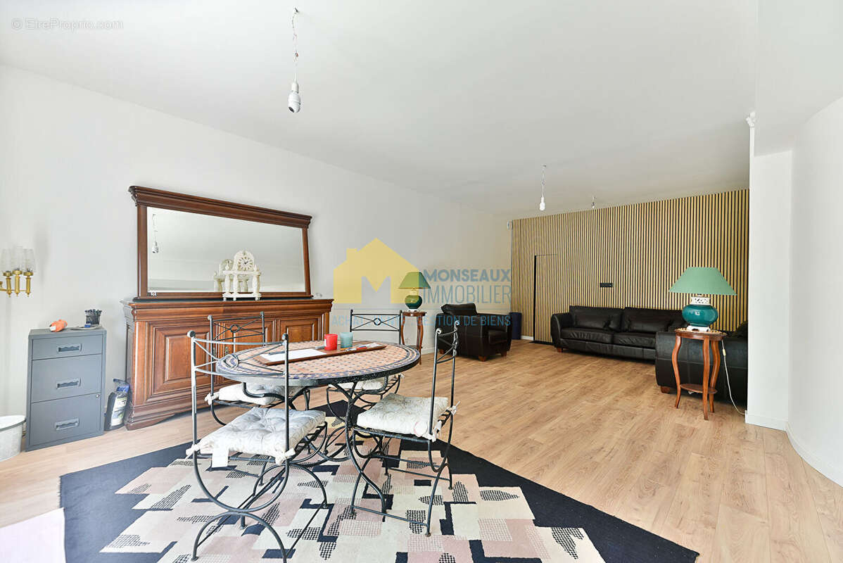 Maison à SAINTE-GENEVIEVE-DES-BOIS