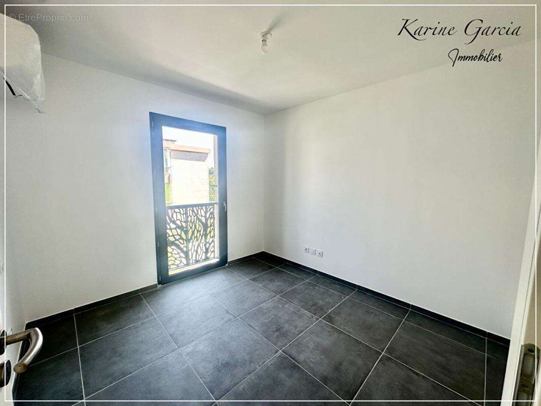 Six fours les plages - construction recente - appartement de type 3 -  68 m2 - terrain 54 m² - parking en sous sol - photo 9