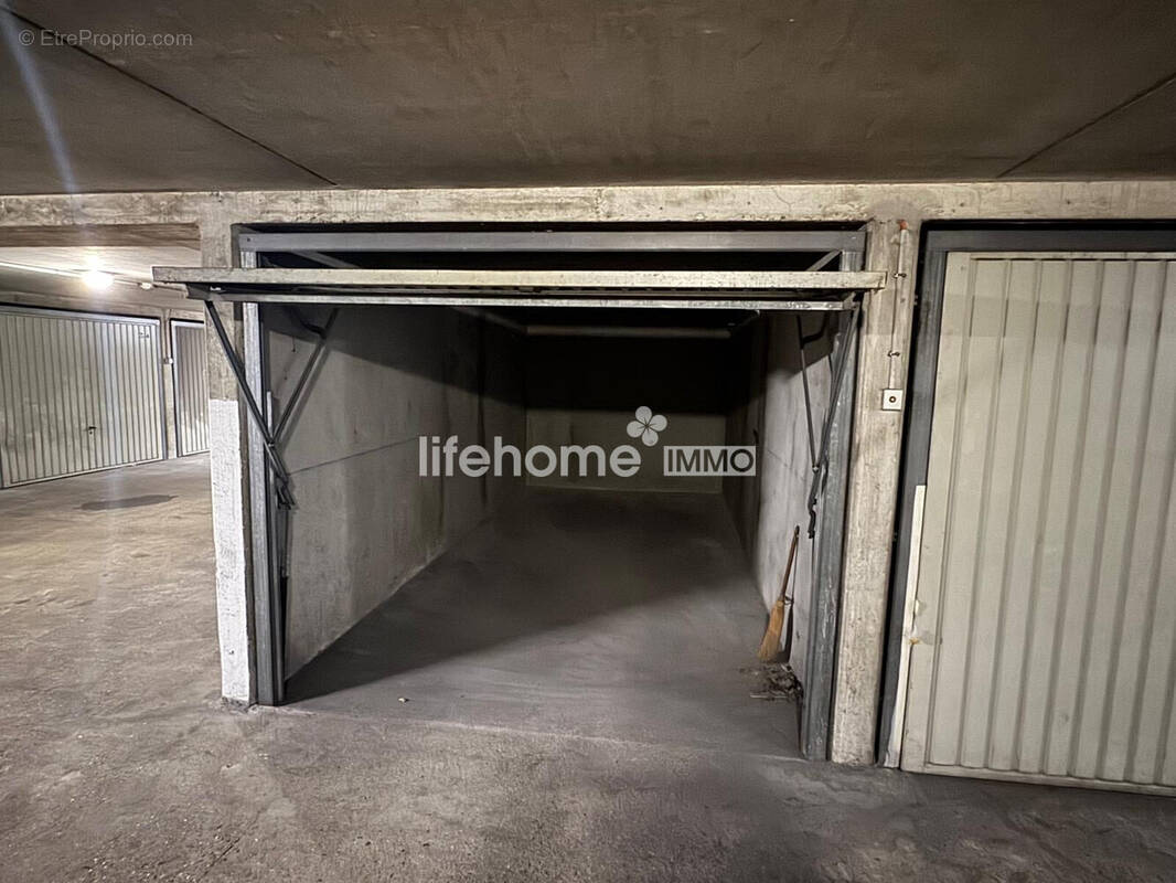 Parking à PARIS-17E