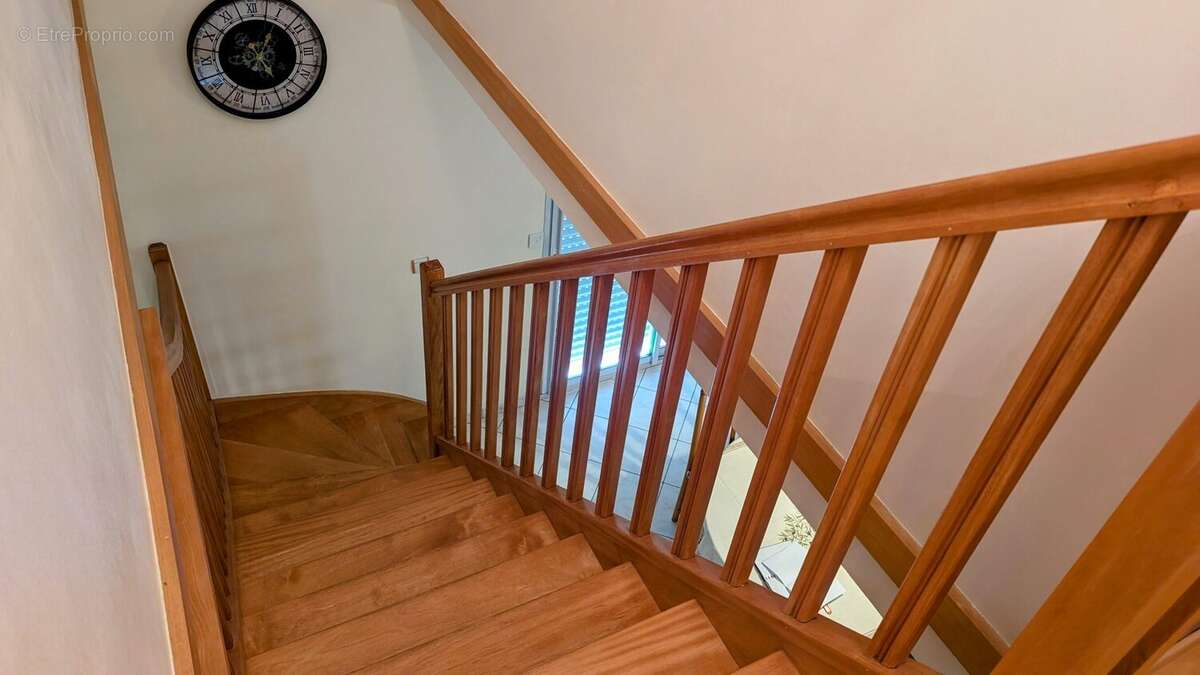 Maison 116 m² à Saint-Jean-De-Linieres  - photo 8