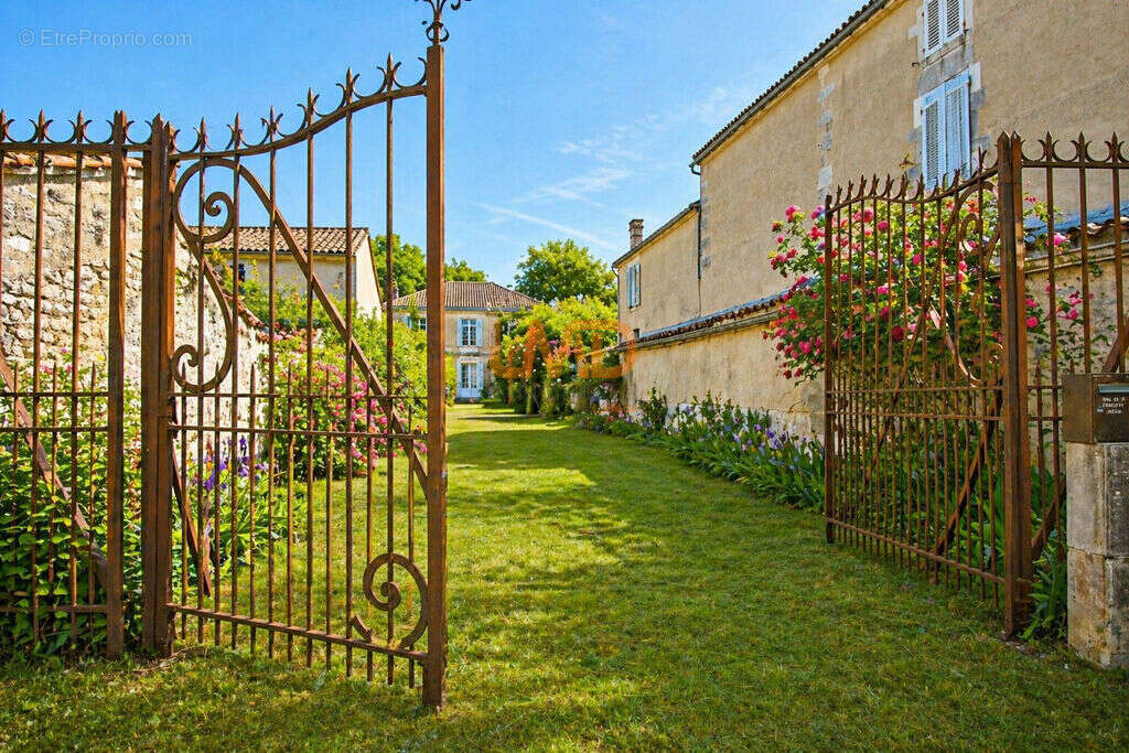 Maison à SALIGNAC-SUR-CHARENTE