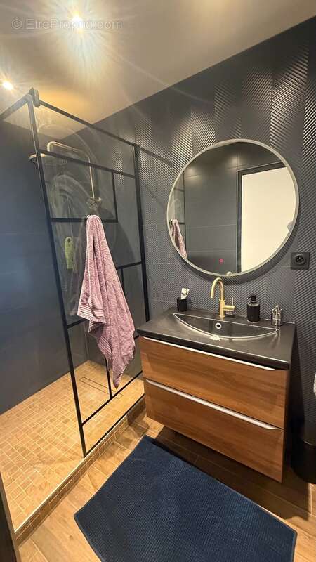 Salle d?eau moderne et fonctionnelle - Appartement à ANNEMASSE