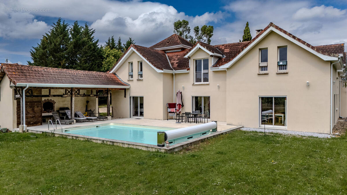 Maison à SAINT-GERAUD-DE-CORPS