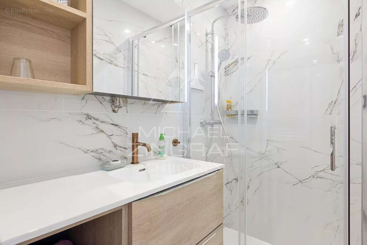 Superbe appartement rénové – Centre-ville d’Antibes, secteur Vauban – Vue dégagée sur le port - photo 10