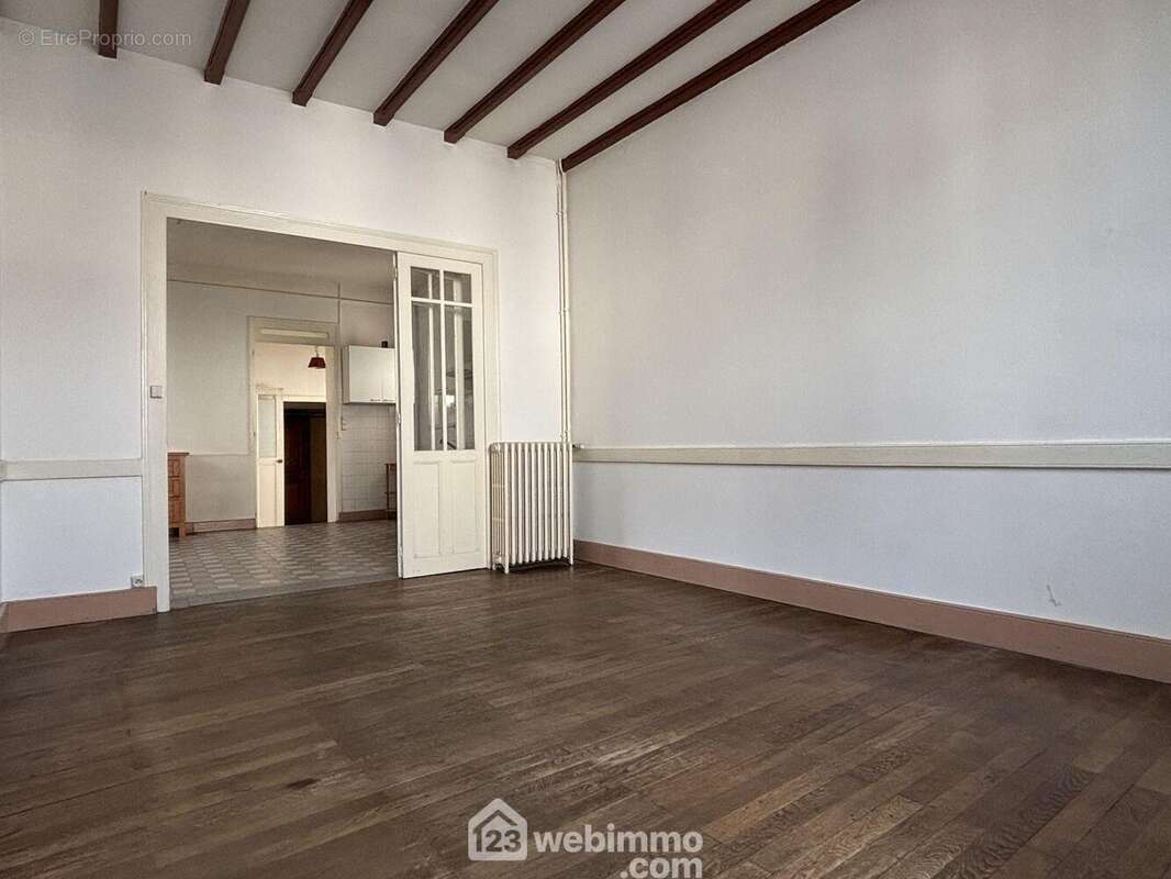 Le salon de 17 m2 exposé Ouest avec véritable parquet. - Maison à INGRANDES