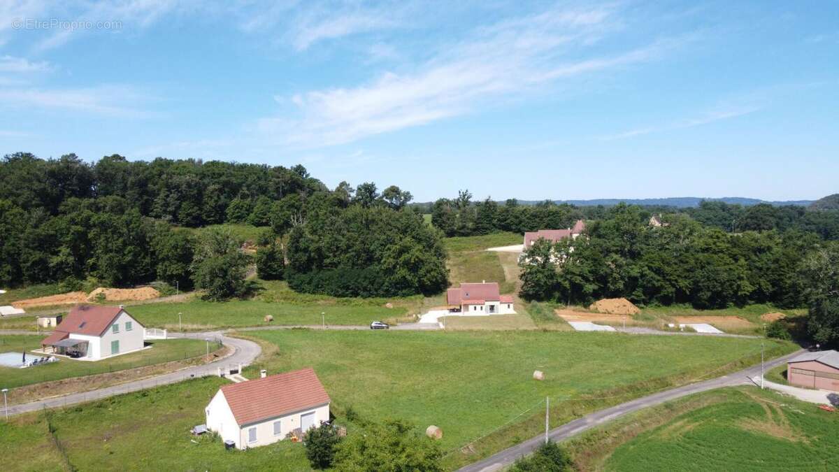 Terrain constructible de 2302 m2 - photo 4