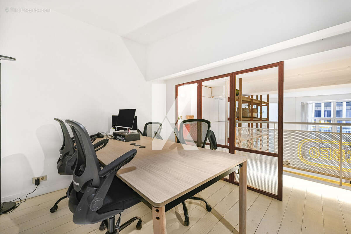 Pièce à l'étage - Appartement à PARIS-10E