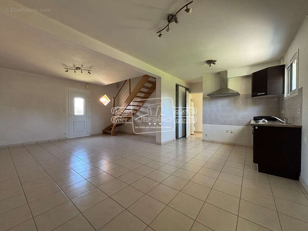 Maison Oree D Anjou 8 pièce(s) 185.61 m2 - photo 2